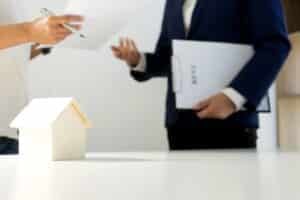 מכירת דירה לקרוב משפחה | עורכת דין מור עדה מומחית למקרקעין