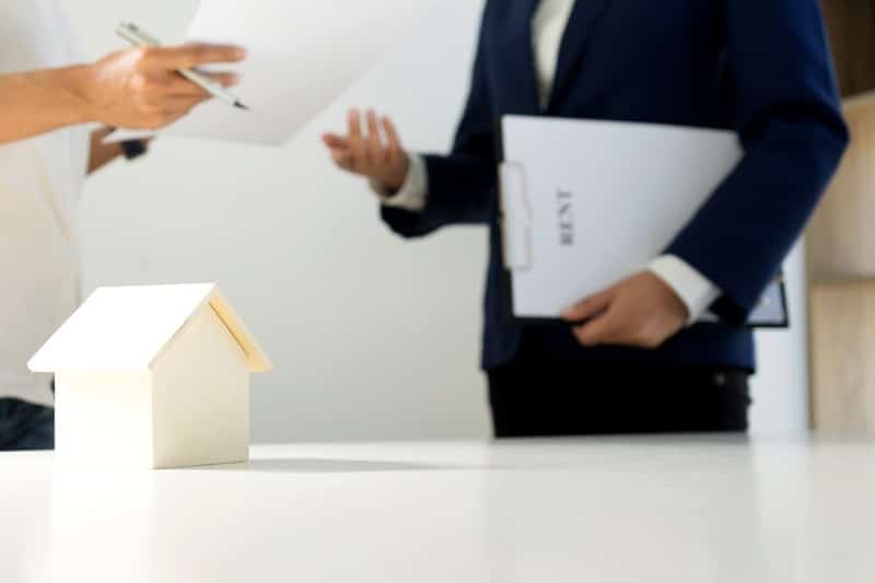 מכירת דירה לקרוב משפחה | עורכת דין מור עדה מומחית למקרקעין